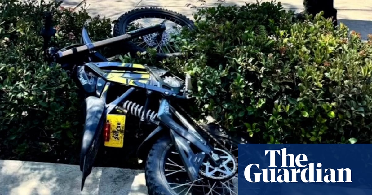 Arrest of ebike rider attempting to evade police after driving recklessly – video